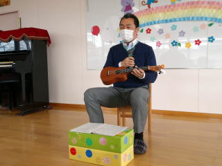 ウクレレを演奏する園長先生