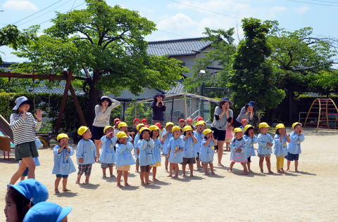 園庭にならぶ子どもたちと先生